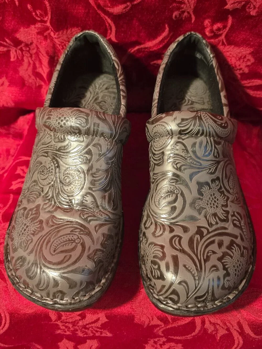 b.o.c. Born O Concept Embossed Slip‑On Shoes – Silver Floral/Paisley (10M)